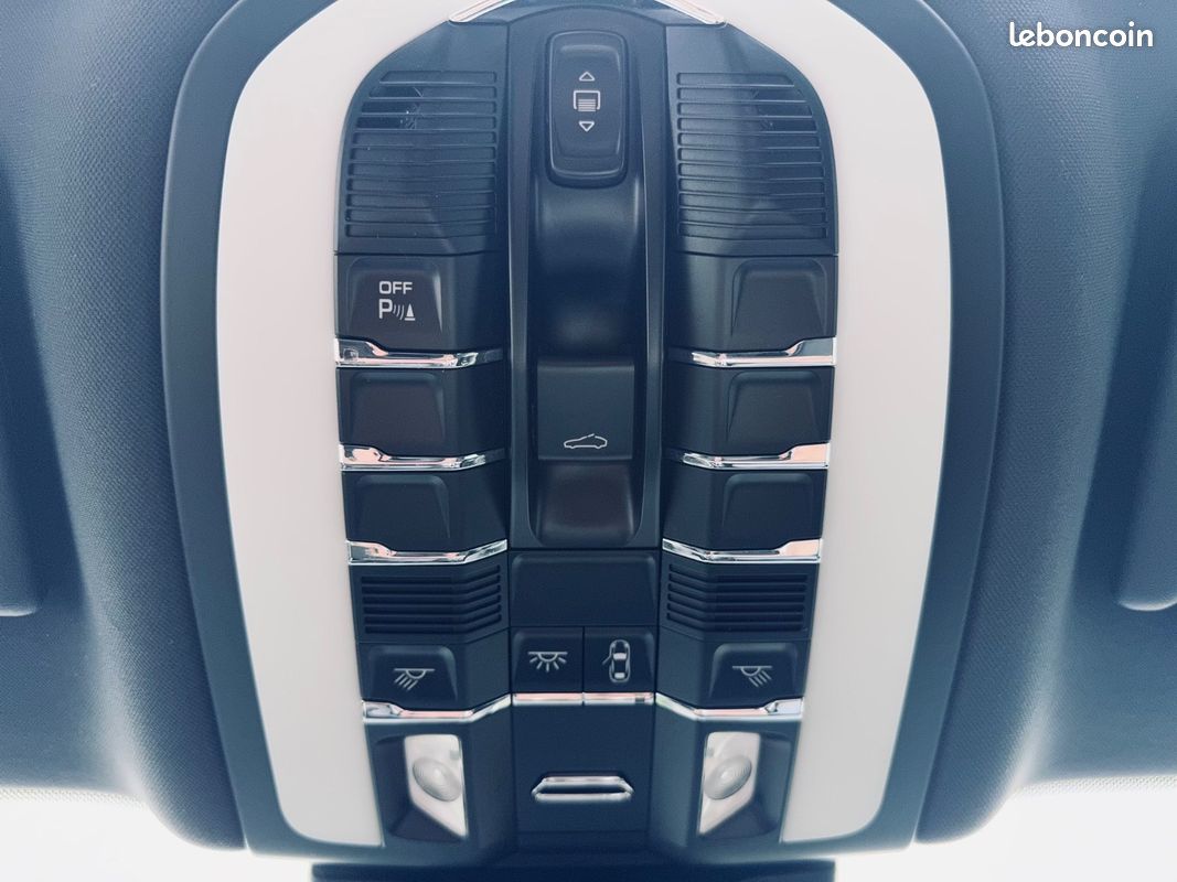 Porsche Macan 2.0L 252CH PDK + TOIT OUVRANT + SUIVI PORSCHE + SIEGES CHAUFFANTS/ELEC + CAMERA DE RECUL + GARANTIE 12 MOIS (image 46)
