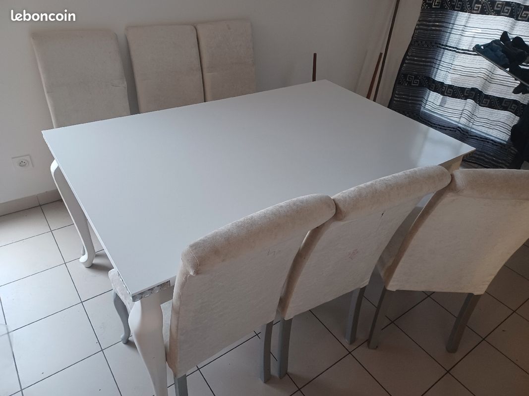 Table avec des chaises (image 3)
