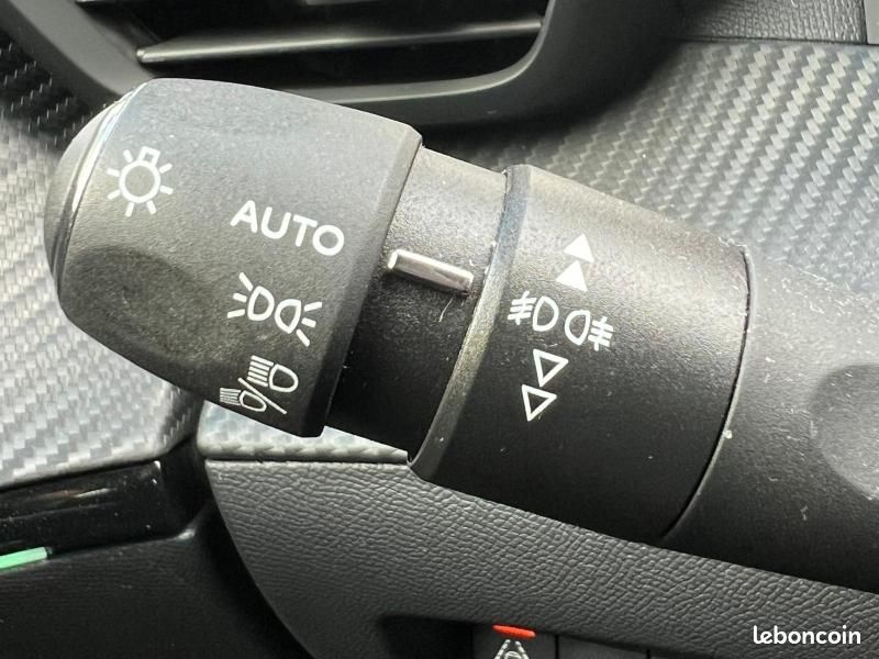 Peugeot 2008 e-2008 136ch GT (image 16)