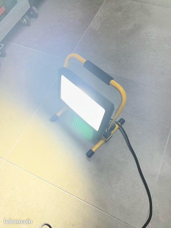 Projecteur LED Chantier 60W – 6000LM, 6500K – Portable, Aluminium – Orange/Noir