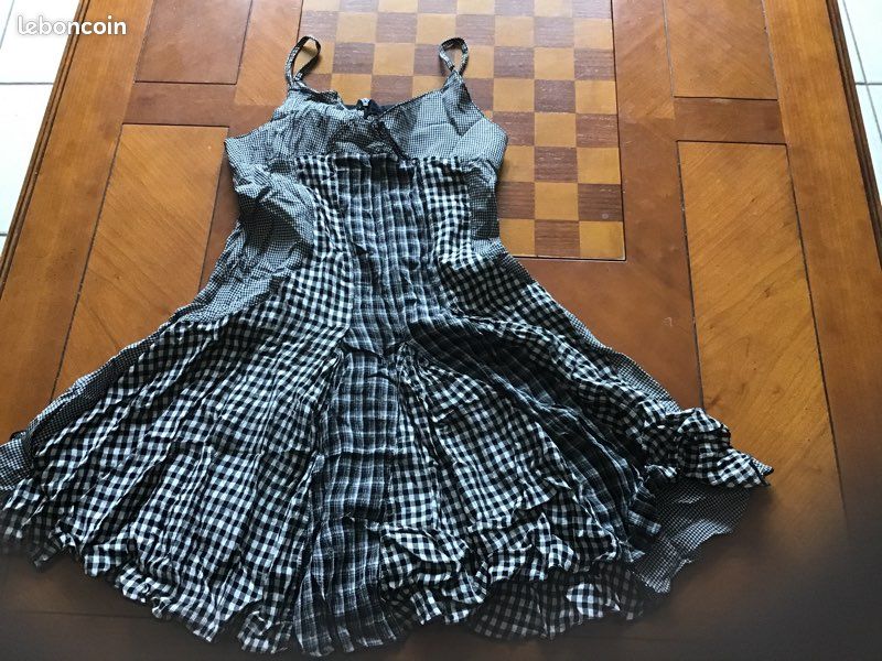 Robe noire et blanc jean le bourget 8 ans (image 1)