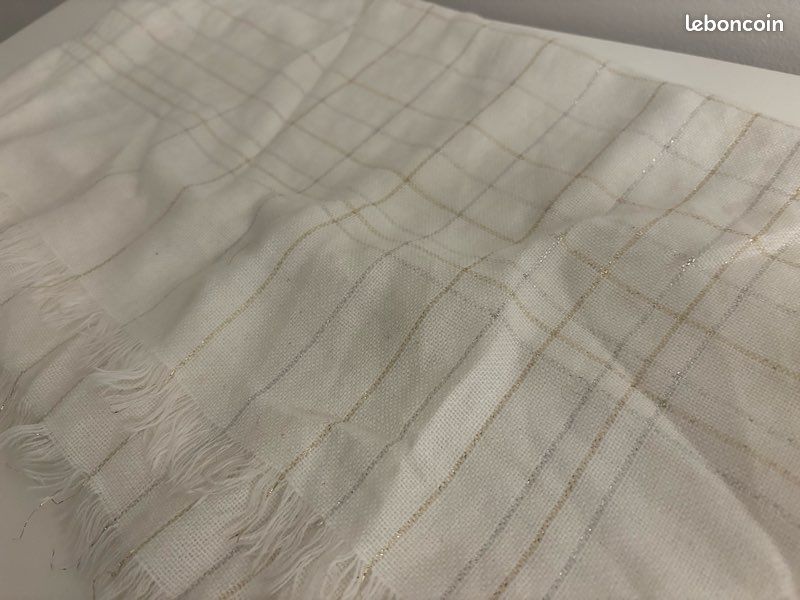 Écharpe blanche avec fils dorés (image 2)