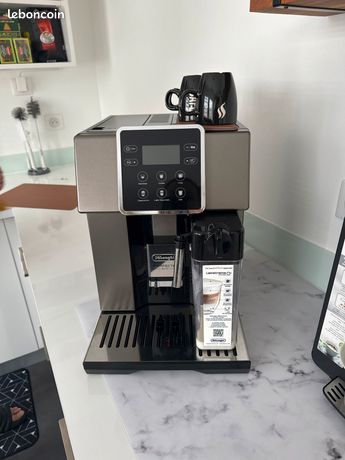 Cafetera exprés y capuchino DeLonghi. Nueva. d'occasion pour 72