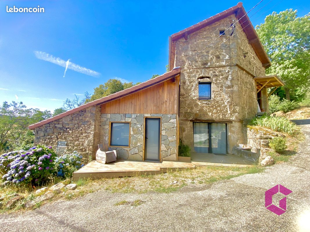 Maison 16 pièces 326 m² · à Saint-Julien-Molin-Molette · 326 m² · 730 000 €