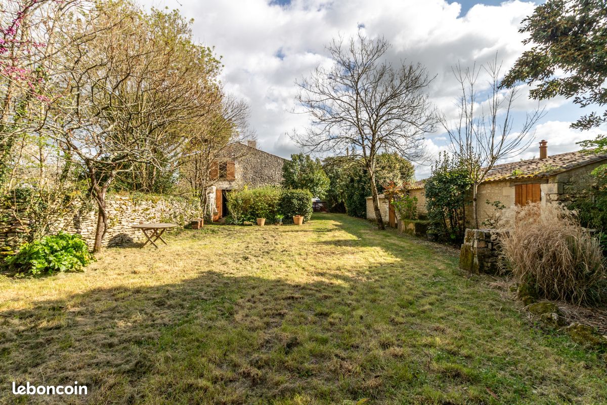 Maison 4 pièces 148 m² · à Saint-Romain-de-Benet · 148 m² · 230 000 €