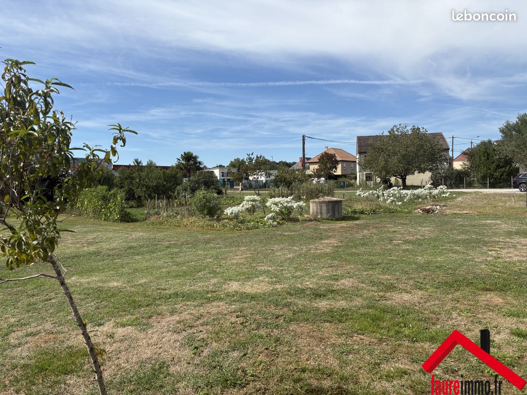 Terrain 813 m² · à Saint-Pantaléon-de-Larche · 813 m² · 49 900 €