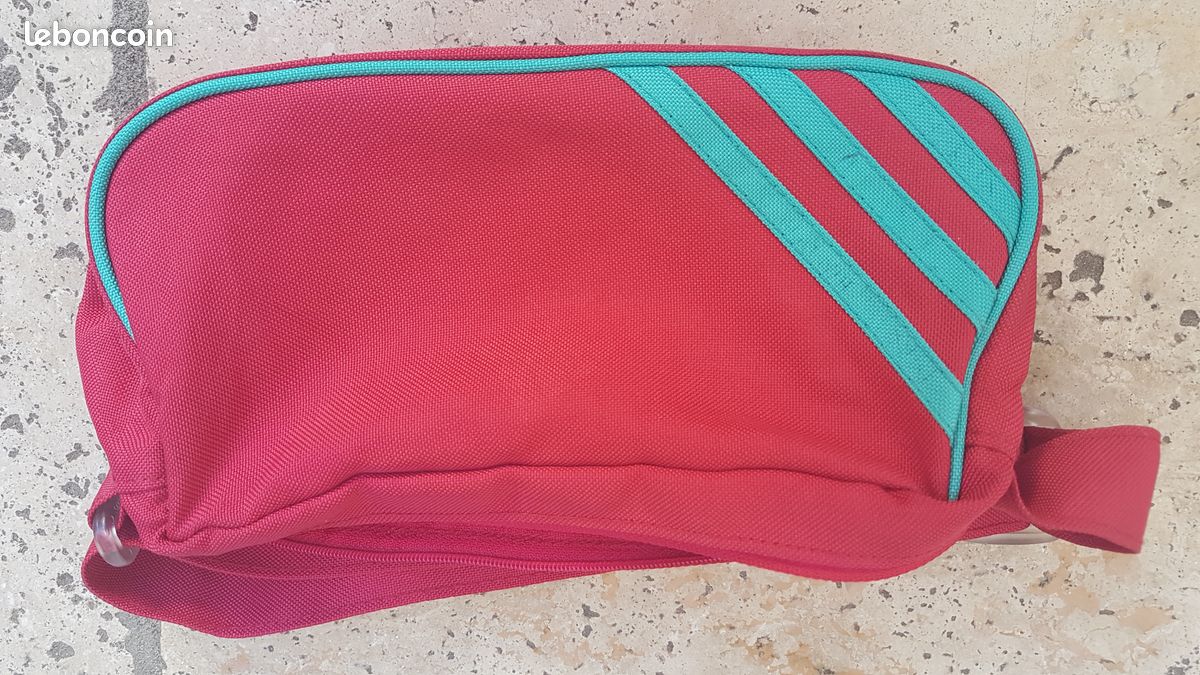 Sac rouge chez Adidas (image 1)