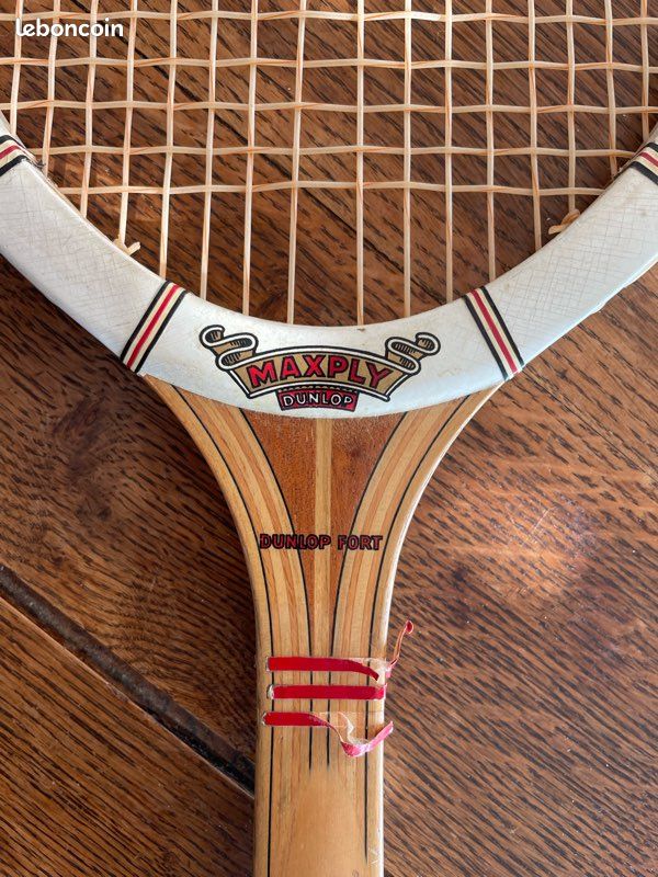 Raquette de tennis ancienne en bois vintage Dunlop fabriquée en Angleterre, très vieux ventilateurs de collection rétro, décor des années 1970 avec support en métal - Canada