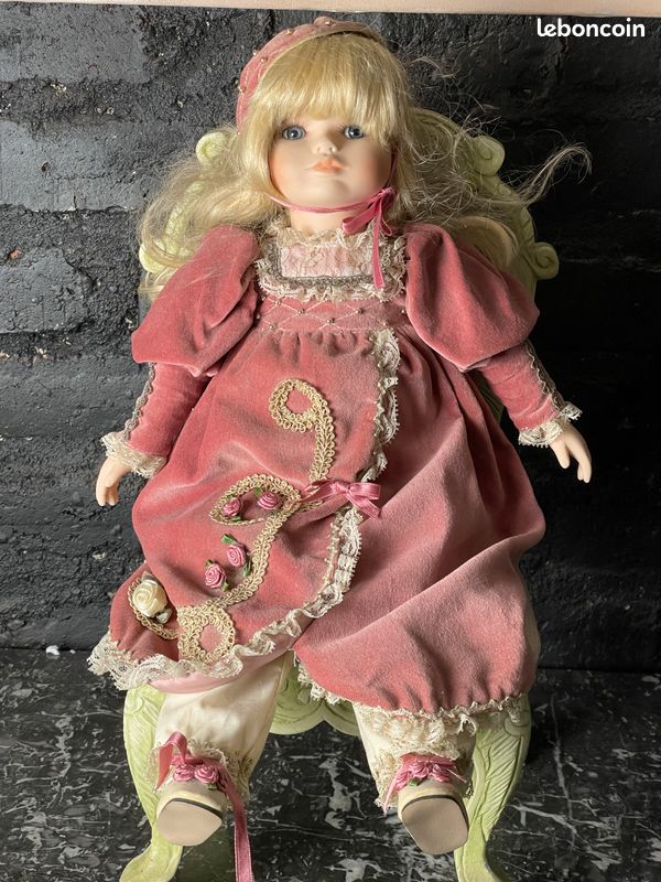 Poupée En Porcelaine Mundia - Vintage - Très Bon État