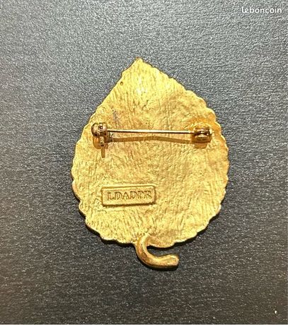 Broche Bijou Fantaisie En Forme De Feuille Métal Doré - Gravée LDADPR - Neuf Sans Emballage