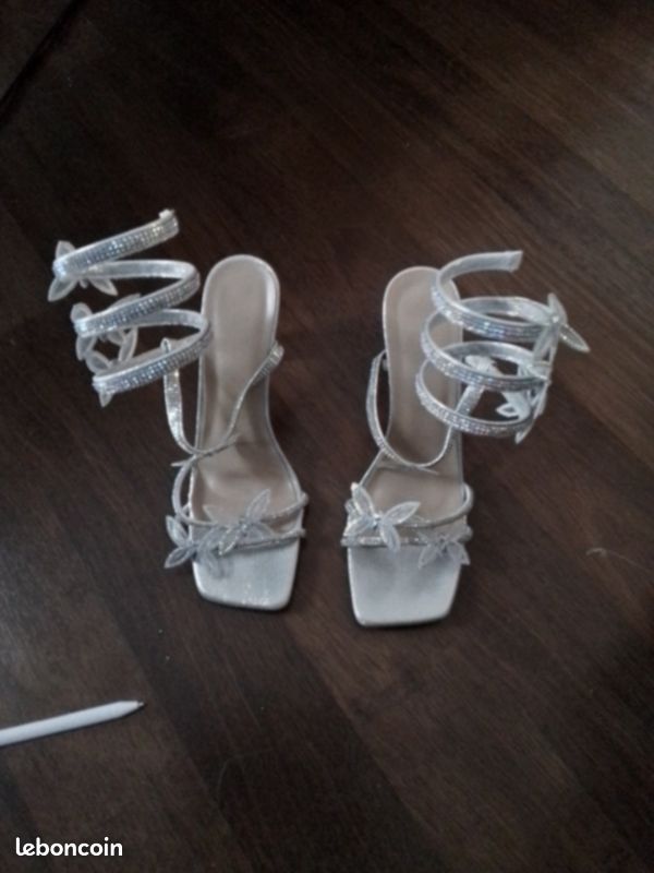 Escarpins à talons pour femme en très bon état pointure 39 (image 1)