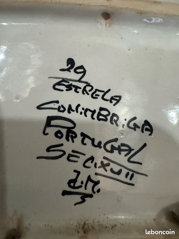 Plat de service portugais en faïence, bords chanfreinés, peint à la main dans le style du XVIIe siècle (image 5)
