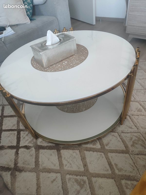 Table basse carrée 85x85x37 cm en effet marbre blanc et métal doré