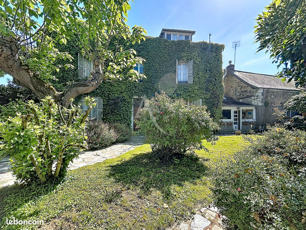 Maison 7 pièces 227 m² · à Château-Gontier-sur-Mayenne · 227 m² · 369 000 €