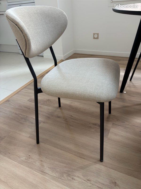 Table à manger et ses 4 chaises (image 3)
