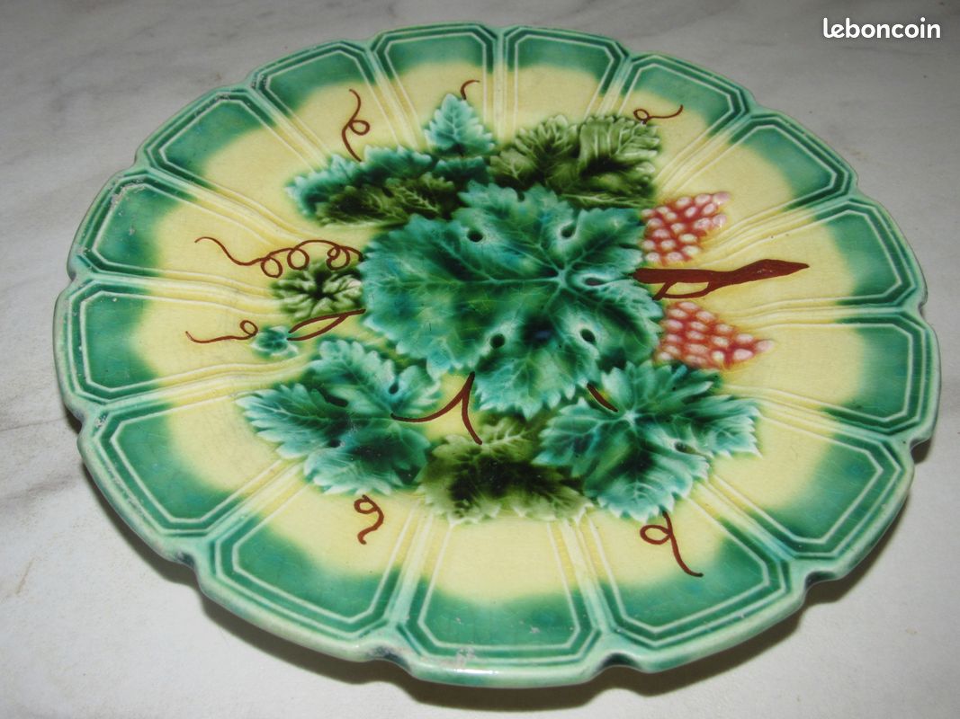 LOT DE 3 Anciennes Assiettes En Barbotine A Decor De Grappe De Raisins