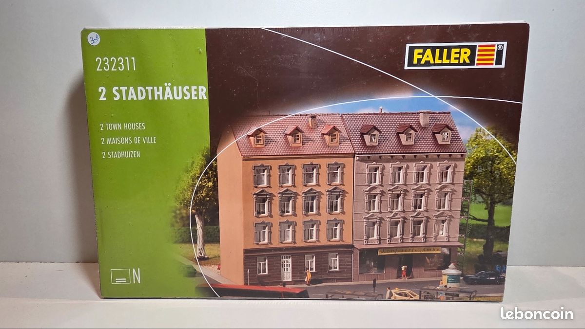 Modélisme HO : 2 maisons de petite ville avec échafaudage de peinture Modélisme HO : 2 maisons de petite ville avec échafaudage de peinture