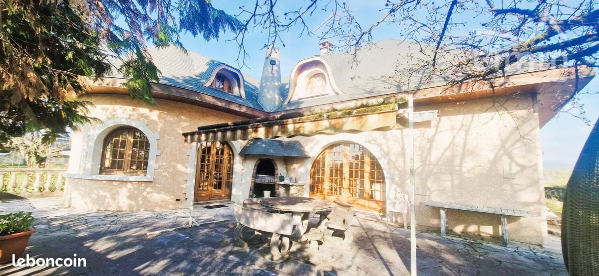 Maison 9 pièces 235 m² · à Les Abrets en Dauphiné · 235 m² · 466 000 €