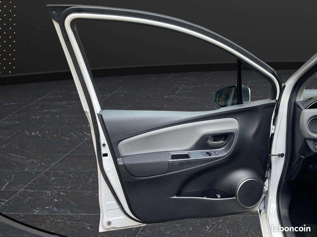 Toyota YARIS 69 VVT-I DYNAMIC 5P (image 16)