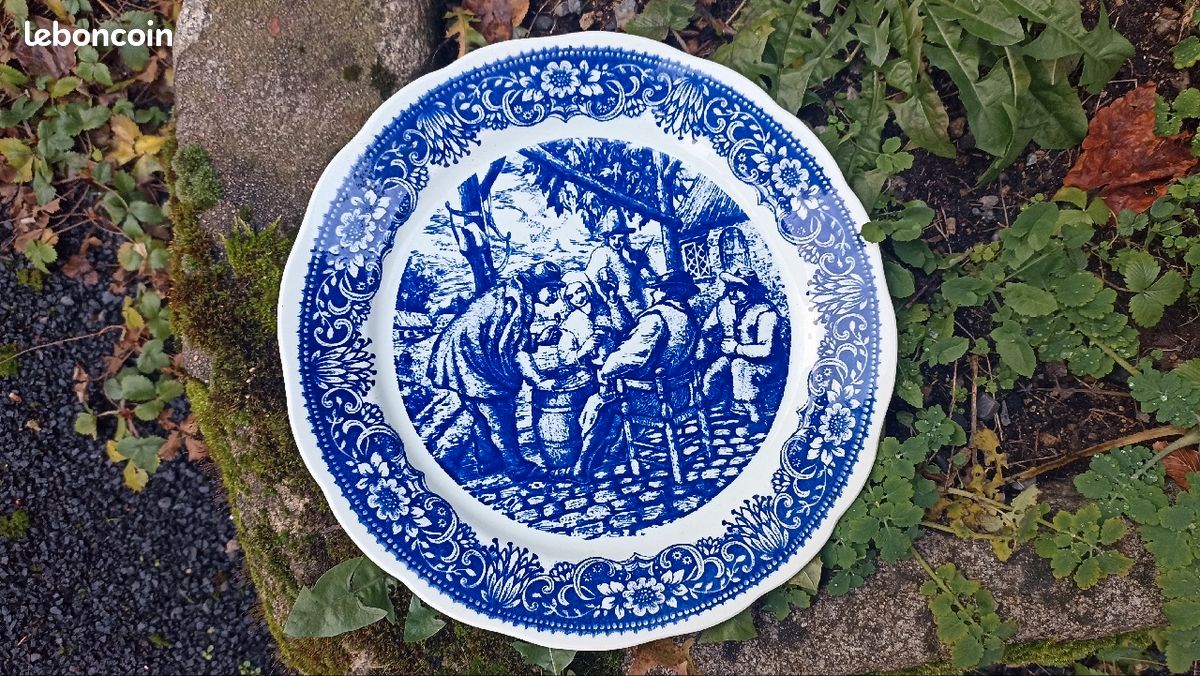 Plat de service rond en céramique Delft par Boch (image 1)