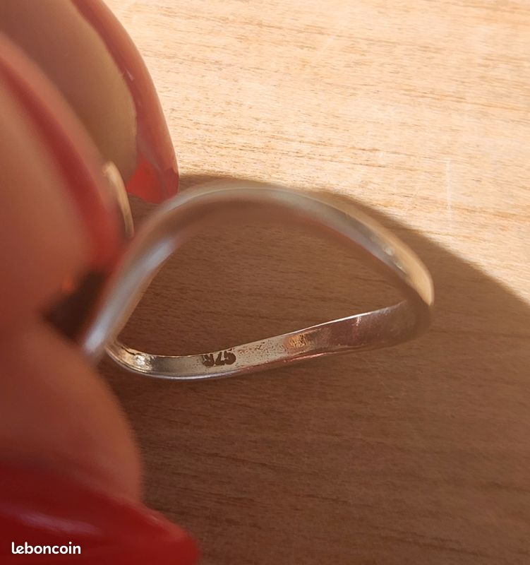 Bague bouclier bohème avec pierre d'ambre | Urban Outfitters FR