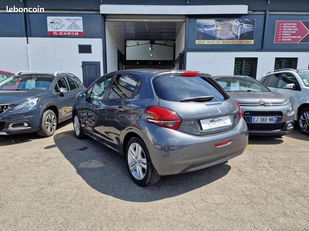Peugeot 208 1.2 puretech 82 style 5p premiere main (image 2)