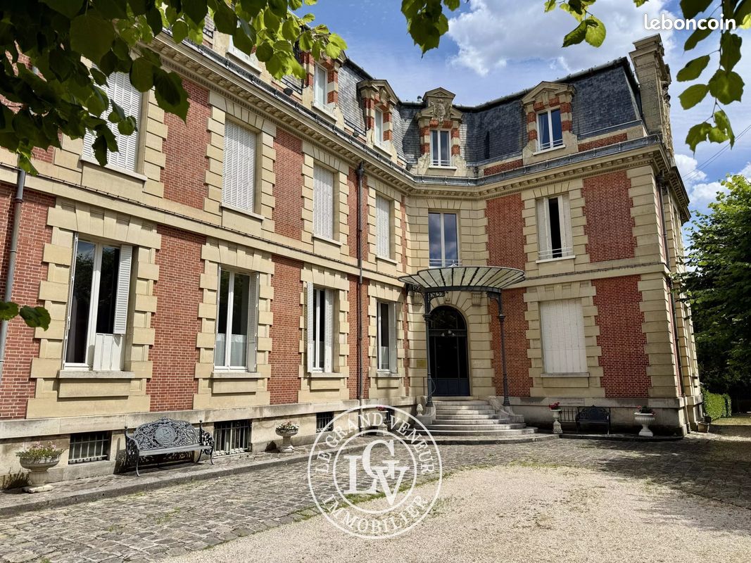 Appartement 4 pièces 108 m² · à Fontainebleau · 108 m² · 2 450 €
