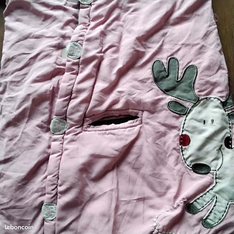 Combinaison rose, avec un trou entre les jambes pour passer la ceinture de sécurité (image 2)
