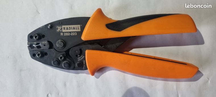 Pince à Sertir Radiall R282223 Pour Connecteurs BNC - Occasion Bon état