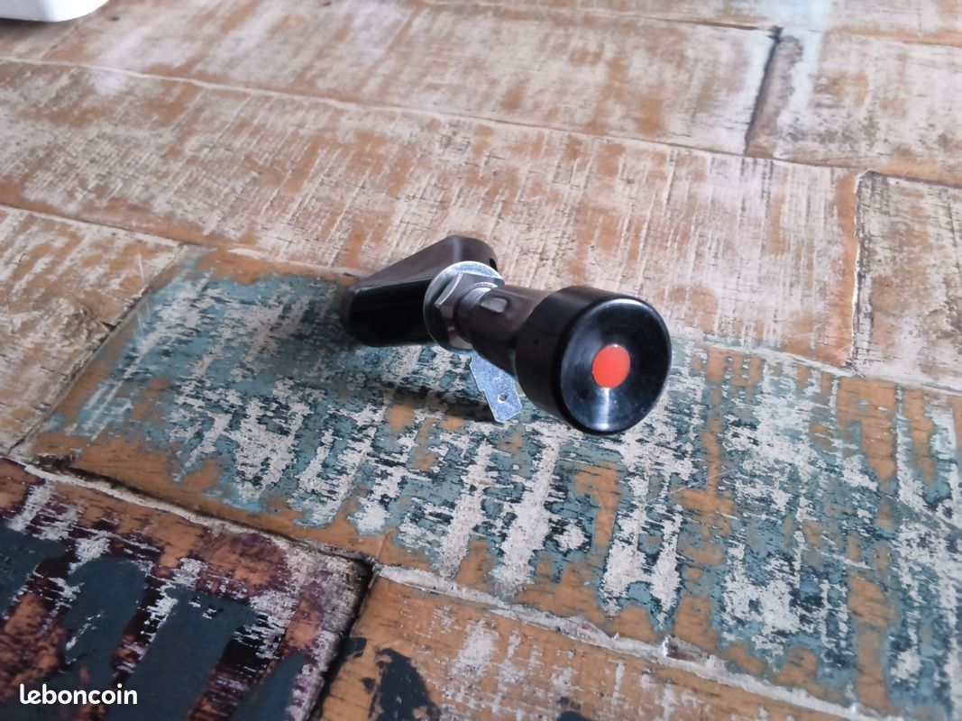 Bouton contact neuf avec en bout voyant rouge neuf (image 1)