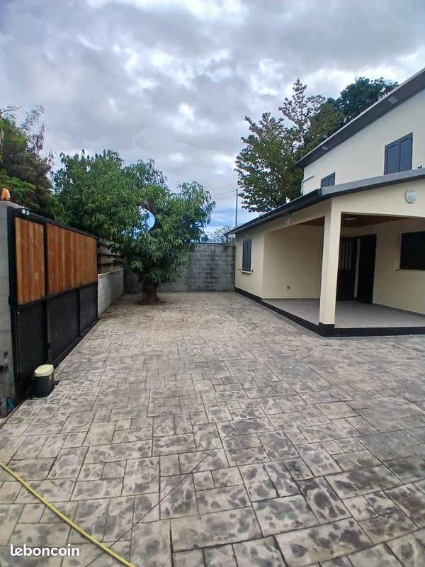 Maison 4 pièces 100 m² · à Saint-Louis · 100 m² · 1 300 €/mois