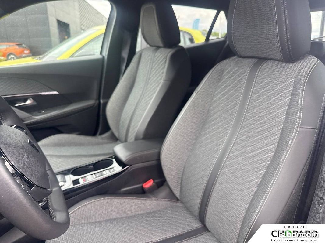 PEUGEOT 2008 Hybrid 145 e-DCS6 Allure (image 14)