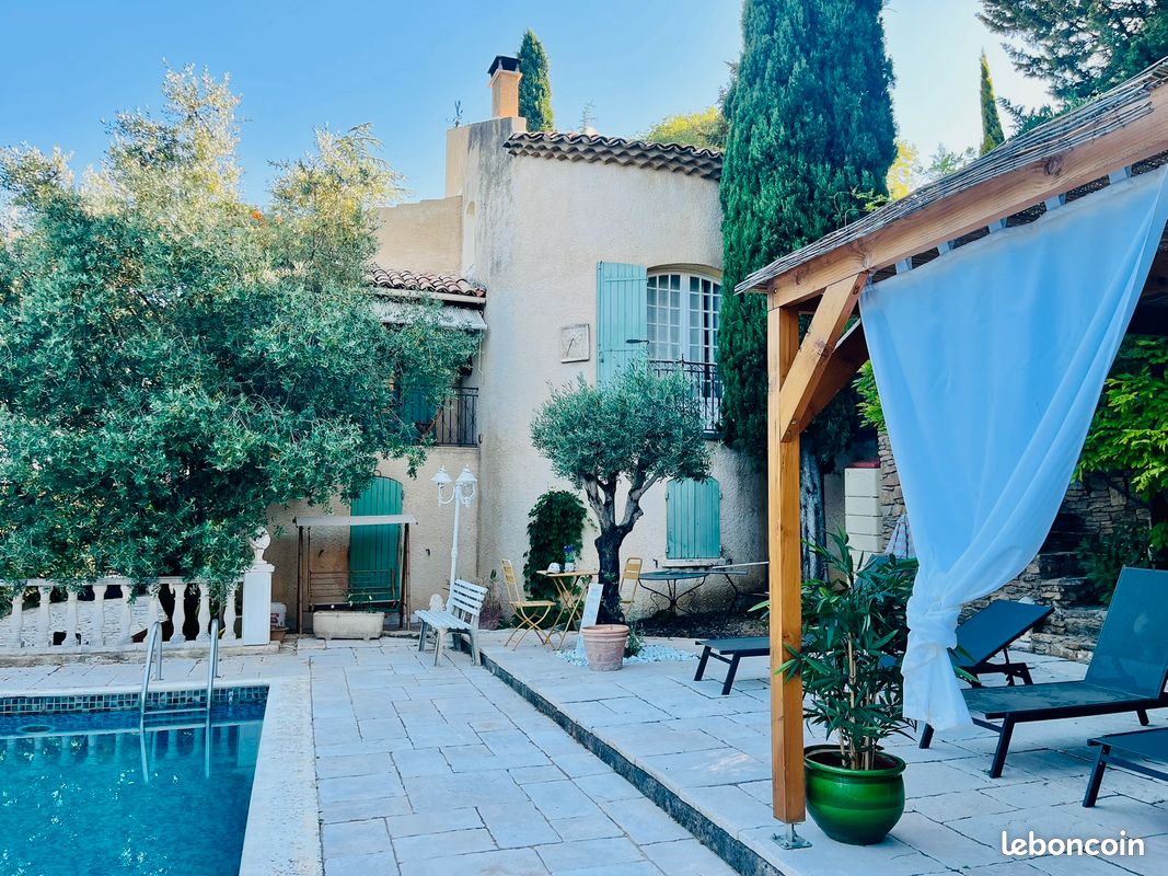 Maison 10 pièces 245 m² · à Bagnols-sur-Cèze · 245 m² · 390 000 €