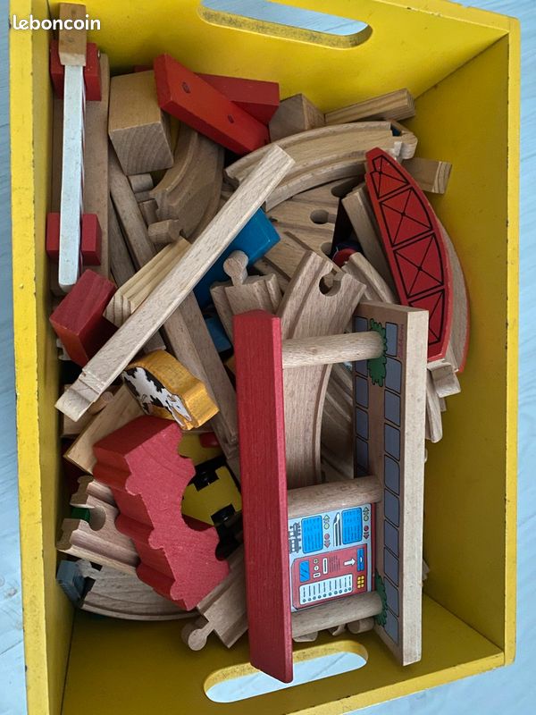 Boîte jeux en bois pour enfants train, gare, rails, immeuble, panneaux (image 1)