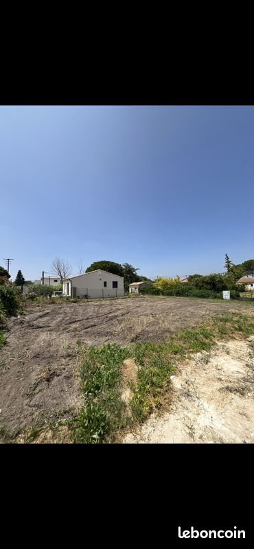Terrain construisible a vendre · à Rochefort-du-Gard · 96 000 €