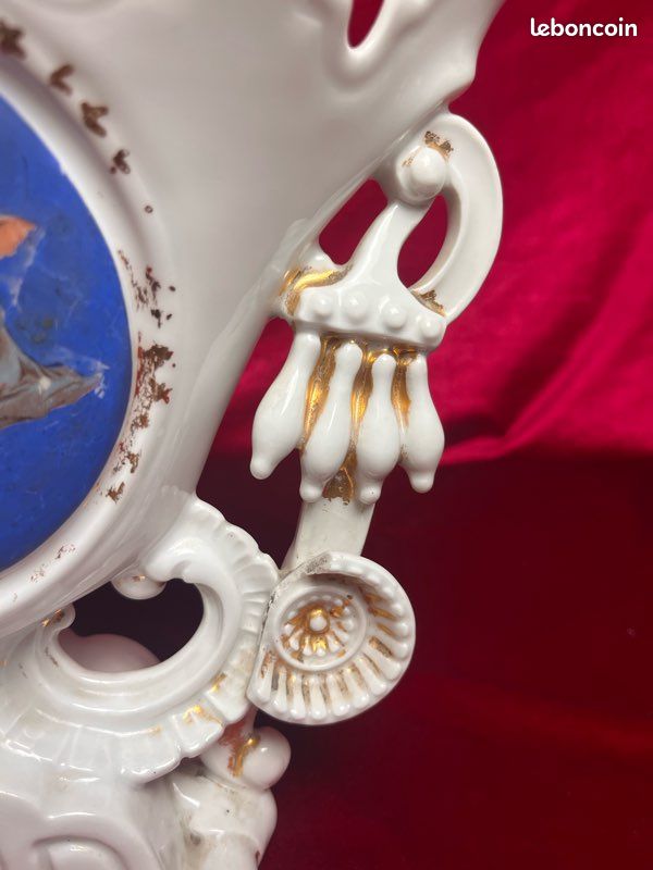 👼 Grand vase de mariée ancien ajouré – Porcelaine blanche, angelots & médaillon bleu (image 5)