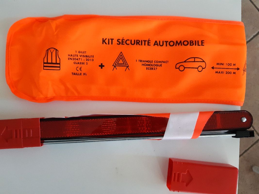 Kit de securite voiture triangle avec gilet fluo XL