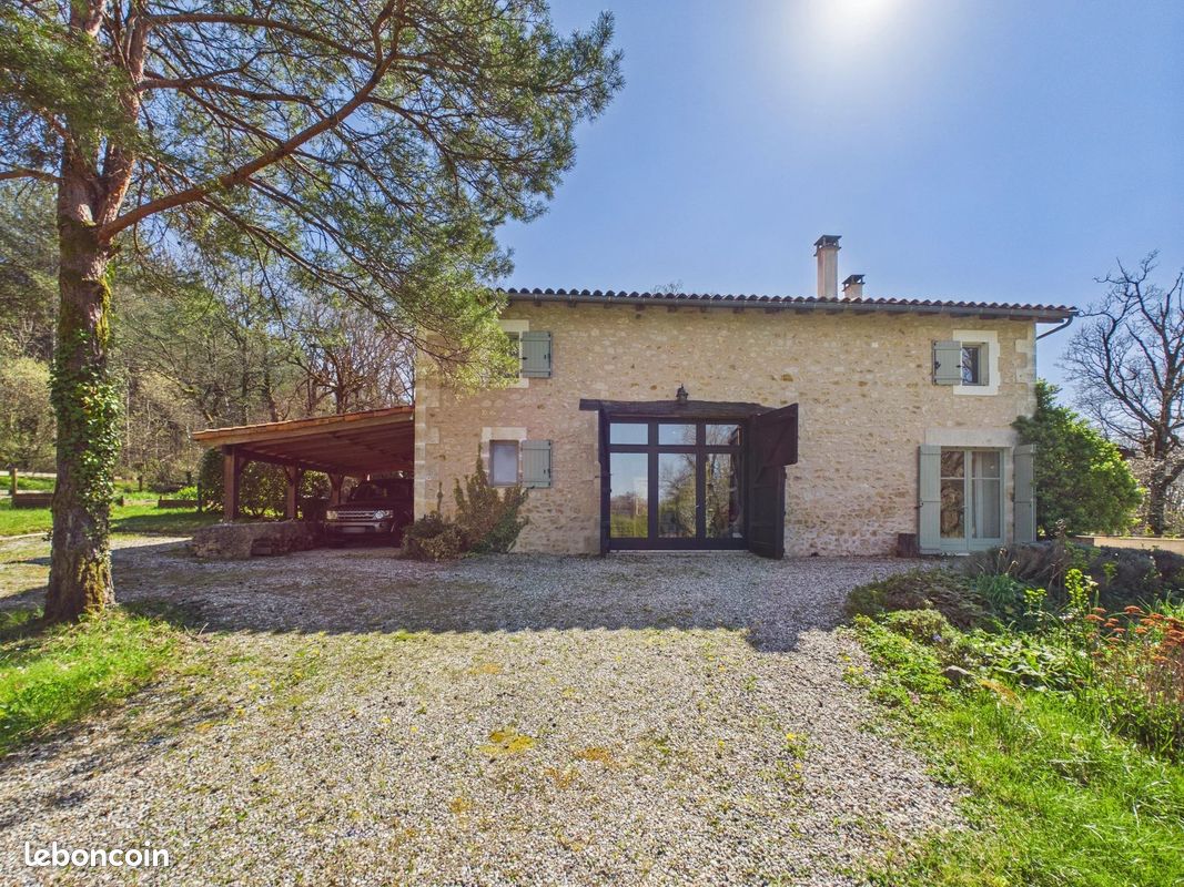 Maison 8 pièces 214 m² · à Teyjat · 214 m² · 380 000 €