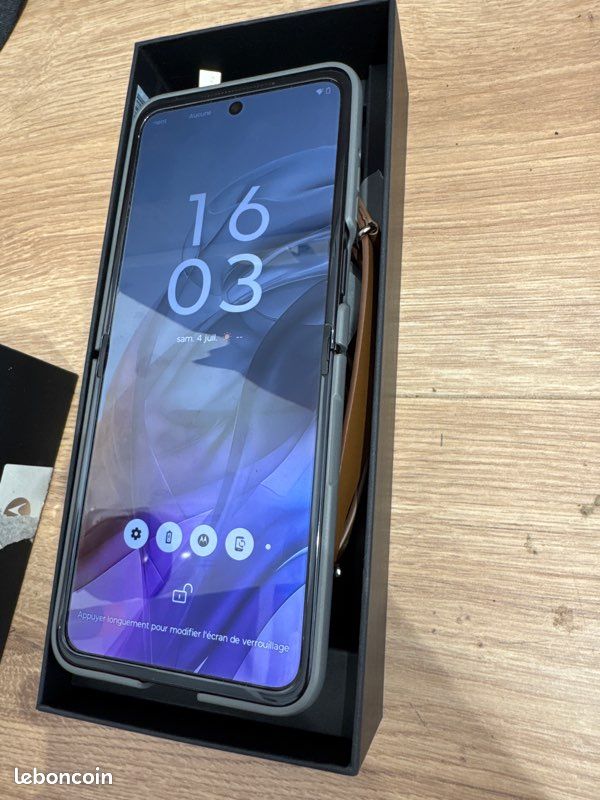 Motorola razr 50 (image 2)