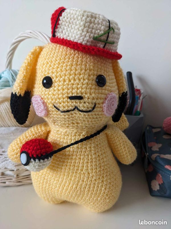 Pikachu dans une casquette, doudou peluche fait main au crochet neuf (image 9)