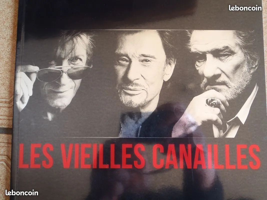 Livre programme du dernier concert avec photos les vieilles canailles  johnny hallyday eddy mitchell et jacques dutronc . 44 pages . Format 32 cm x  24 cm - Collection