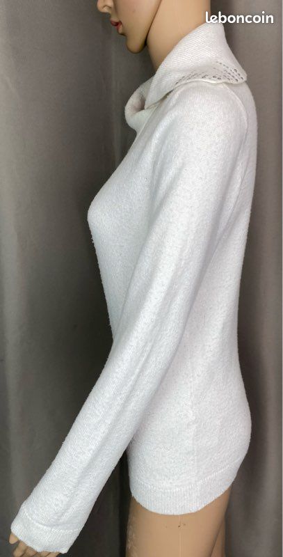 Pull manches longues en maille douce, col côtelé retombant à strass et coupe droite (image 9)