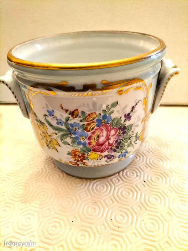 Cache pot en porceleine à décor floral (image 1)