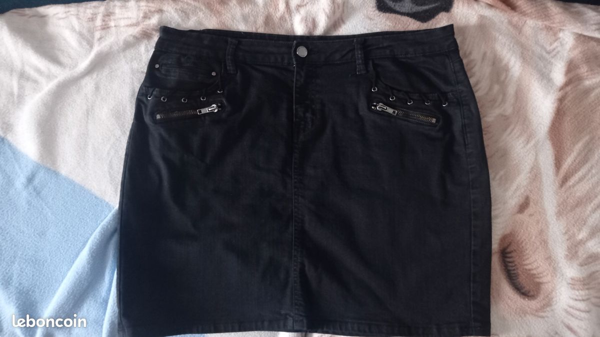 Très jolie jupe noire : Taille : 42, En coton. Très bon état. Trois poches et lacets devant et deux poches à l'arrière. Marque Cache-cache (image 1)