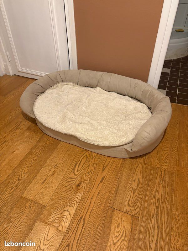 Grand panier orthopédique pour chien – mousse alvéolée – déhoussable Description Je vends ce grand panier orthopédique pour chien, en très bon état. Il possède un matelas épais en mousse alvéolée, (image 1)