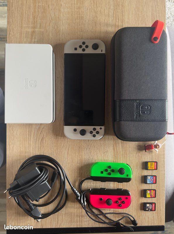 Nintendo Switch OLED blanche + 4 jeux + Joy-Con supplémentaires (image 1)