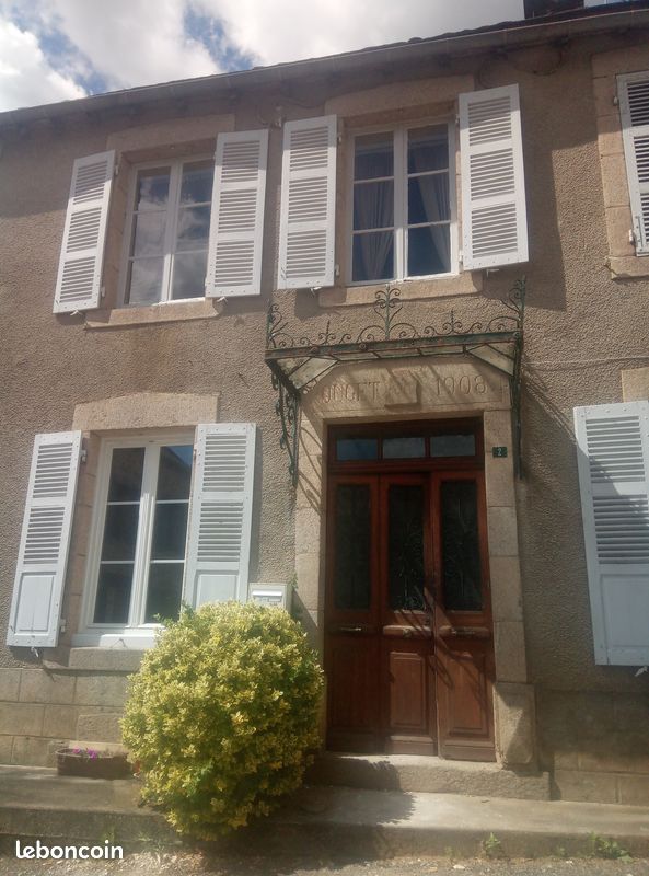 Maison 8 pièces 164 m² · à Forgès · 164 m² · 98 000 €