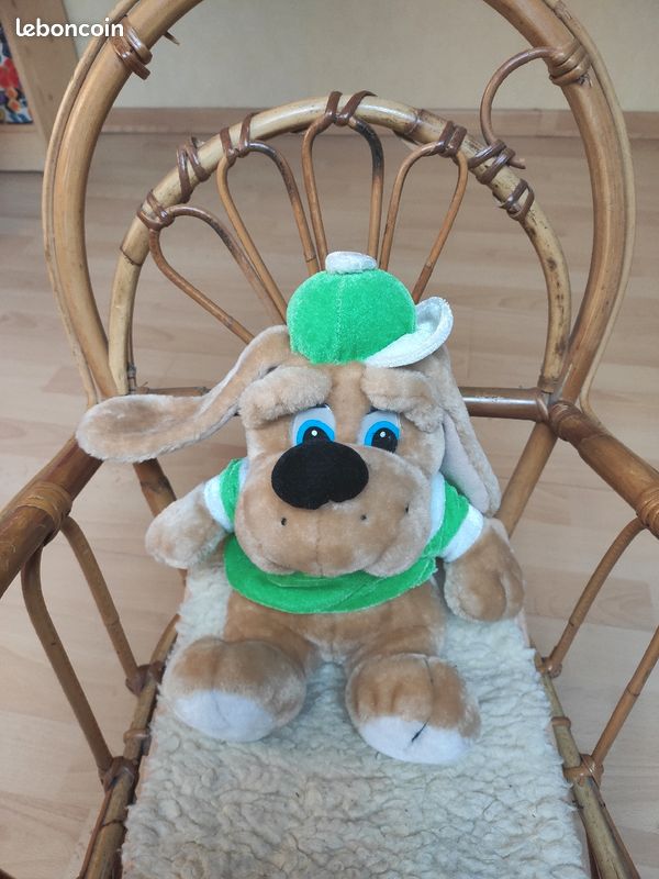 Chien doudou peluche habillé (image 1)