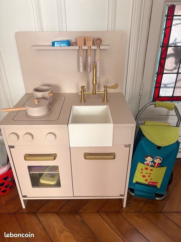 Cuisine enfant en bois Petite Amélie – rose poudré & doré avec dînette et accessoires de primeurs (image 1)