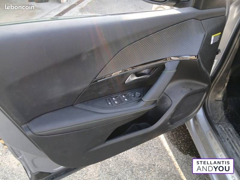 Peugeot 2008 PureTech 130 S&S EAT8 GT (image 16)